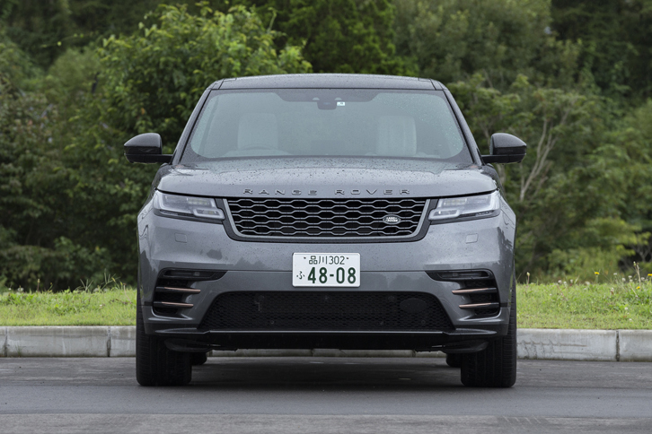 「レンジローバー ヴェラール」のエクステリアデザインは大きく分けて2タイプ。アグレッシブなドレスアップが施された「R-DYNAMIC」（写真）と、スタンダードモデルの2種類がラインナップされる。