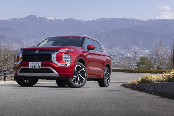 「パジェロ」に代わって三菱のフラッグシップに据えられた「アウトランダー」。スタイリングは威風堂々（いふうどうどう）としている。試乗車は最上級グレードの「P」。