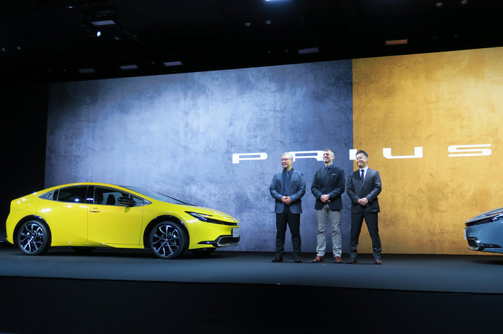 写真向かって左から、プロジェクトチーフデザイナーの藤原裕司氏、デザイン統括部長の サイモン・ハンフリーズ氏、Toyota Compact Car Company製品企画 ZF 主査の大矢賢樹氏。