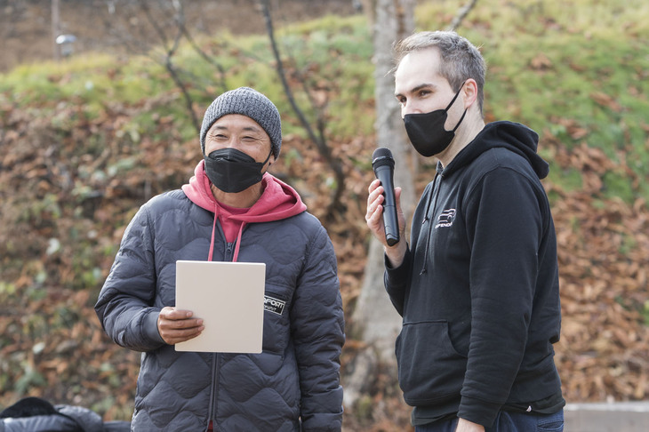 イベントの冒頭で参加者を紹介する様子。ジャガー・ランドローバー・ジャパンのマーケティング広報部ディレクターを務めるマシュー・スリース氏（写真右）が登壇した。