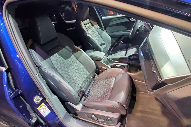 アウディQ4 40 e-tron Sライン（フロントシート）