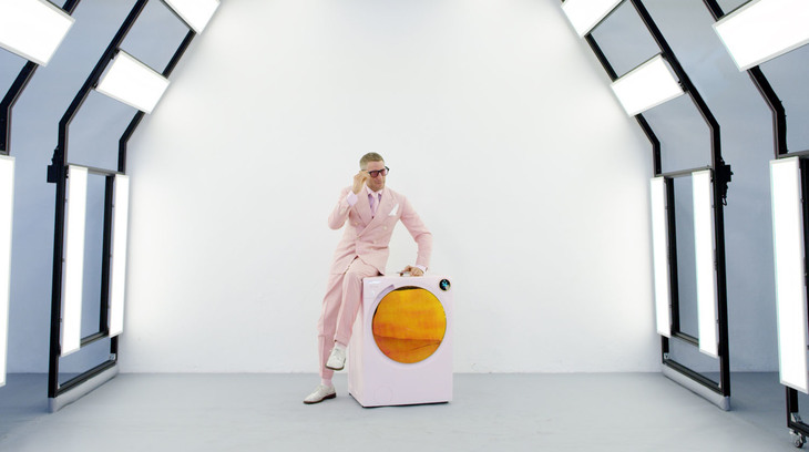 ラポ・エルカンと「ミレニアル・ピンク」。容量は10kgで、回転数は1400rpm。