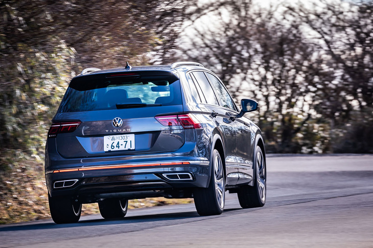 スポーティーな形状のリアバンパーや、ボディーと同色となるサイドスカート、ルーフ後端に備わるリアスポイラー、シルバーのルーフレールなどは「Rライン」にのみ採用される専用アイテム。