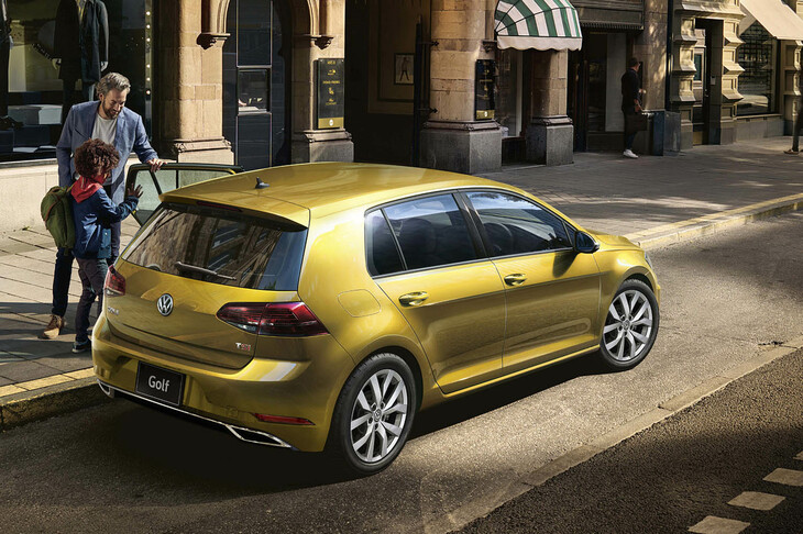 「ゴルフ7.5」のリアビュー。大パワーや電子デバイスに頼らずとも、「車体そのものの出来のよさ」だけでこれほど濃密な安心感と操縦性を生み出せるのかと、乗るたびに感心した。