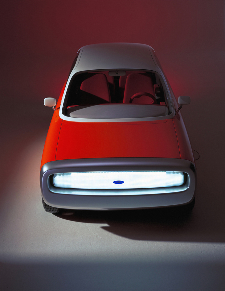 1999年東京モーターショーで公開された「フォード021C」（photo：Ford）