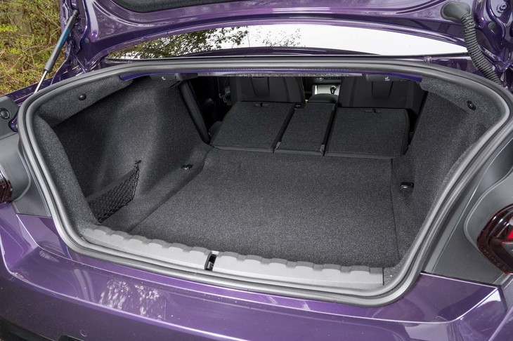 後席の背もたれは40：20：40分割で前に倒せる。