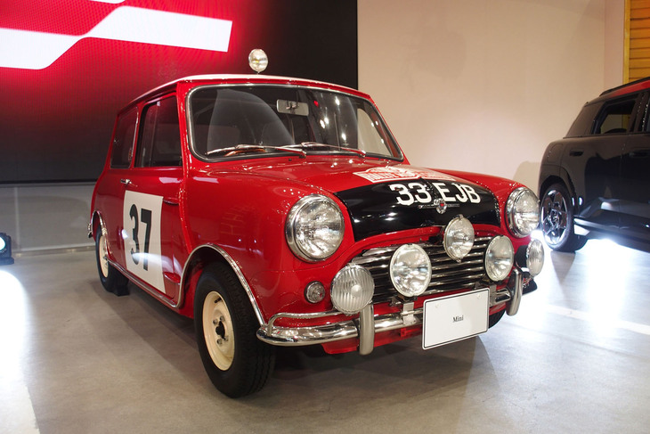 1964年のモンテカルロラリー仕様にカスタマイズされた「モーリスMiniクーパー」。