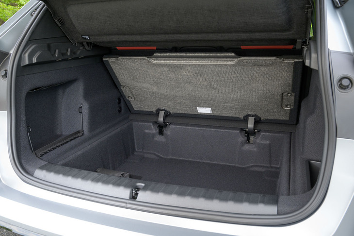 ラゲッジスペースの仕様は他のガソリン車と共通。容量は540リッターで、後席をたたむと1600リッターまで拡張できる。床面はほぼ全体がフタ（取り外し不可）となっていて、その下には立派な床下収納が備わる。
