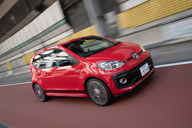 動力性能については、最高速が196km/h、0-100km/h加速が8.8秒とアナウンスされている（いずれも本国仕様の数値）。