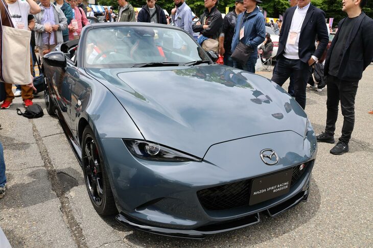 標準車といえる「マツダ スピリット レーシング・ロードスター」も展示。こちらについては誰でも着座がOKということもあり、周囲から人が途切れることはなかった。齋藤主査によると、試作車に使われている車体色「ポリメタルグレー」は、カタログモデルでは廃止されているが、同モデルの投入時に復活するとのこと。さらにマツダ スピリット レーシングの手になるエアロやマフラーなどのパーツも、一部を除いてすべて販売されることも明かされた。