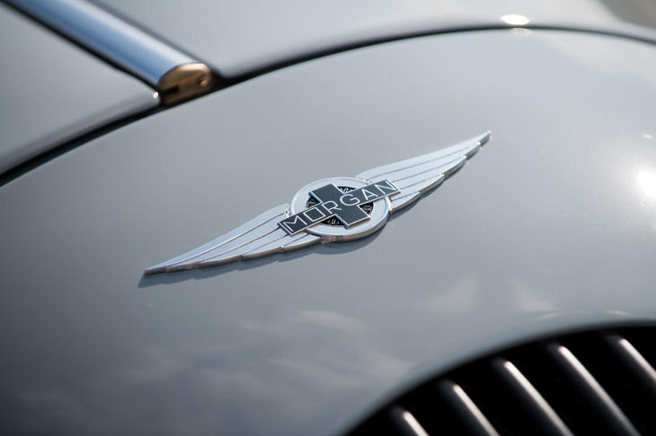 1909年に創業し、1936年より四輪車の製造を開始したモーガン。今日でも、戦前の設計に基づいた昔ながらのスポーツカーをつくり続けている。