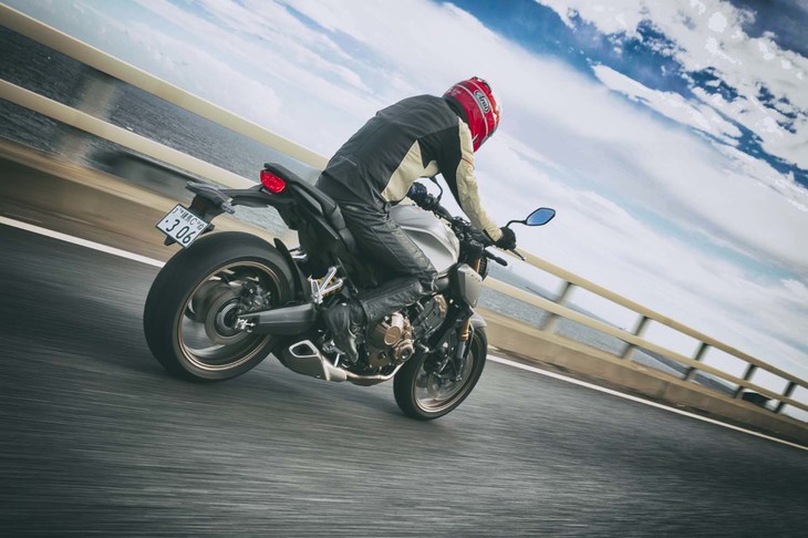 「CB650R」は、クラッチレバー操作の負担を軽減しシフトダウン時のホッピングを抑える「アシストスリッパ―クラッチ」を装備。ABSも標準で装着される。