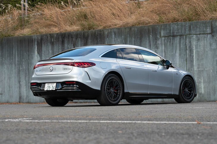 メルセデスEQとメルセデスAMGの2つのサブブランドを横断する存在となる「AMG EQS53 4MATIC＋」。ボディーの全長は5225mmにも達する。