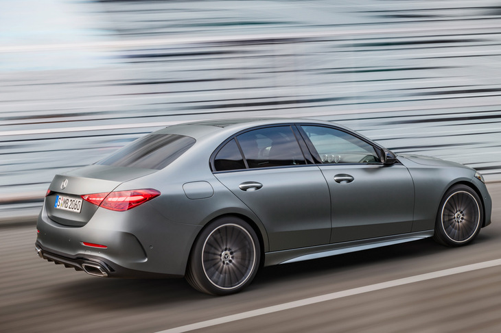 現行型「Cクラス」のリアクオータービュー。ショルダーラインやドア下部のキャラクターラインが感じさせる“勢い”を思うと、下まわりにブヨっとボリュームが集まったリアバンパーの処理は、確かにちょっと、違う気がする。