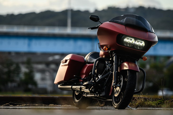 ハーレーダビッドソンのラインナップには、一般的な車名とは別に、そのモデルの仕様を表すアルファベットの文字列が付与される。例えば「ロードグライドスペシャル」には、「FLTRXS」という文字列が与えられている。