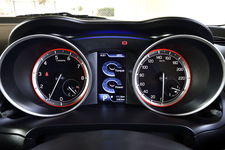 タコメーター（左）のレッドゾーンは6300rpmから。スピードメーター（右）には220km/hまで刻まれる。