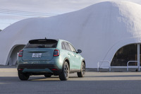 日本に導入されるのは本国では最上級にあたる「ラプリマ」グレードのみ。車両本体価格は585万円とかなり立派。