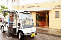 ヤマハ製電動カートを活用した「ミハマシェアカート」。北谷町美浜エリアの公道を運転して移動することができる。料金は800円/30分から。
