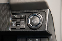 パワースライドドアの利便性も向上しており、クローズ時に自動で施錠する「タッチ＆ゴーロック機能」や、カードキーを持ってクルマに近づくだけでドアが解錠、オープンする「ウェルカムオープン機能」などが採用されている。