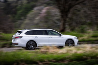 今回の試乗車に装備されていたアダプティブシャシーコントロール「DCC Pro」は、17万6000円の有償オプション。ステアリングの操作や路面状況をセンシングし、ショックアブソーバーの伸び側と縮み側を独立制御する。路面や速度を問わず、フラット感の高い上質な走りが味わえる。