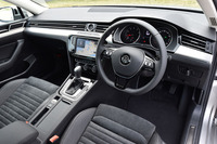 「パサートTSIエレガンスライン」のインテリア。キャビンを取り囲むアルミニウムデコラティブパネルと、ピアノブラックのセンターコンソールパネルが目を引く。