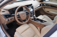 本革仕立ての前席には、20ウェイの電動調節機構が備わる。ハンドル位置は左のみ。