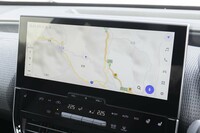 インフォテインメントは「レクサスNX」などと同じトヨタ最新のシステムを搭載。「SUBARU」ロゴが表示されるオープニング画面以外に違いはない。