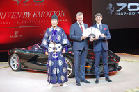 フォトセッションより。写真左から大相撲の行司である34代木村庄之助、フェラーリ極東・中東エリア統括CEOのディーター・クネヒネル氏、フェラーリ・ジャパン＆コリアのリノ・デパオリ代表取締役社長。木村庄之助からフェラーリの2人に、「フェラーリ ドリブンバイ エモーション セレブレーション」と記された扇子が贈られた。