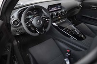 
	ブラックを基調にコーディネートされた「AMG GT Rプロ」のインテリア。ナッパレザーやマットカーボンファイバーの素材で仕立てられている。
	