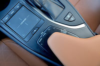 アームレスト前端のオーディオスイッチは、現状では他のレクサスラインナップには見られない「UX」のオリジナル装備となっている。