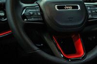 「ジープ・コンパス」に黒と赤のアクセントが目を引く限定車「ブラックシャーク」登場の画像