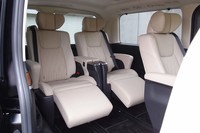 6人乗り仕様車は、3列目もオットマン機能付きのキャプテンシートとなる。8人乗り仕様車の3列目は手動式。