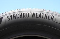 サイドウォールに書かれた「SYNCHRO WEATHER」のロゴ。このタイヤには、水にぬれると柔らかくなり、また冷温時にも硬くなりにくい独自のゴム素材が採用されている。