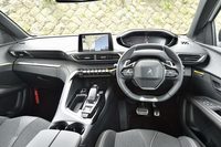 「3008」には新世代のi-Cockpitが採用されている。「ヘッドアップインストルメントパネル」（メーターパネル）がデジタル化され、ダッシュボードの中央には8インチのタッチスクリーンが置かれている。