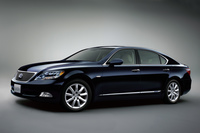 2007年に登場した「レクサスLS600h」には、世界初となるLED式のヘッドライトが装備されていた。