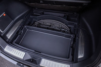 荷室の床下収納は「ハリアー」全車に備わるが（オプションのスペアタイヤ選択時は非装備）、スライド式のデッキボックスは「G」グレード以上に用意されるアイテム。