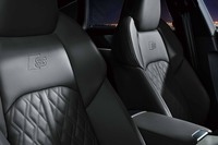 
	スポーツシートには「S」ロゴのエンボス加工が施される。
	