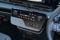 空調の操作パネルはタッチスクリーンとダイヤル式コントローラーの組み合わせ。シフトセレクターは押しボタン式となっている。