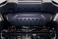 車体下部を保護するスキッドプレート（写真）のほか、サイドシル下にはロックレールも標準装備される。