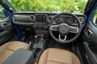 インテリアの構造は、基本的にベースとなった「ラングラー」と共通。内装色は「ブラック」と、「ブラック／ダークサドル」のツートンから選べる。