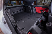 荷室容量は5人乗車の通常使用時で370リッター。後席バックレストをすべて前方に倒した状態（写真）では、容量は最大1210リッターにまで拡大できる。