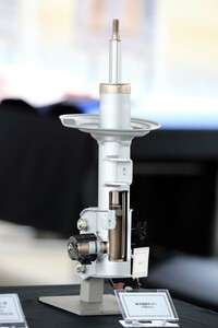 ドライブモードセレクトが備わるグレードに装着される電子制御ダンパー（写真はフロント用ダンパーのカットモデル）。路面や車両の状況に合わせてダンパーの減衰力を制御し、フラットな乗り心地を実現する。