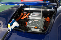 充電口は普通・急速ともに、パワープラントのコンパートメント内に備わっているため、充電中は写真のように、リアフードを開けっ放しにしなければならない。