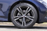 タイヤ＆ホイールは18インチと、プレミアムブランドのDセグメント車としては控えめなサイズだ。