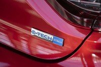 リアには「E-TECH HYBRID」のバッジが貼られる。