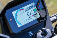 メーターに代えて装備される、5インチTFT液晶のマルチインフォメーションディスプレイ。パワートレインの特性は、3種類のパワーモードを備えるライディングモードセレクターと、セレクト機能付きのトラクションコントロールで調整が可能。後者には後輪のスリップを許容する、オフロード向けの「G」モードも用意される。