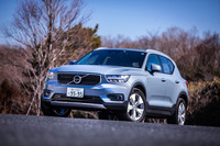 2021年11月に発売された「ボルボXC40」の改良モデル。新しいマイルドハイブリッドパワートレインの導入や、ラインナップ、装備、価格の見直しなどがアナウンスされた。