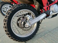 「ES700」のリアホイールは18インチ。本格的なオフロード走行が可能なタイヤが組み合わされる。