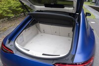 荷室の容量は456～1324リッター。ハイトはないが、絶対的な奥行きの広さで容量を稼ぎ出している。