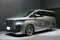 現行型「アルファード／ヴェルファイア」は2023年6月に発表済みだが、PHEVモデルの披露は今回が初。撮影はNGだったが、「クラウン（セダン）」ともに、内装までしっかりつくり込まれていた。